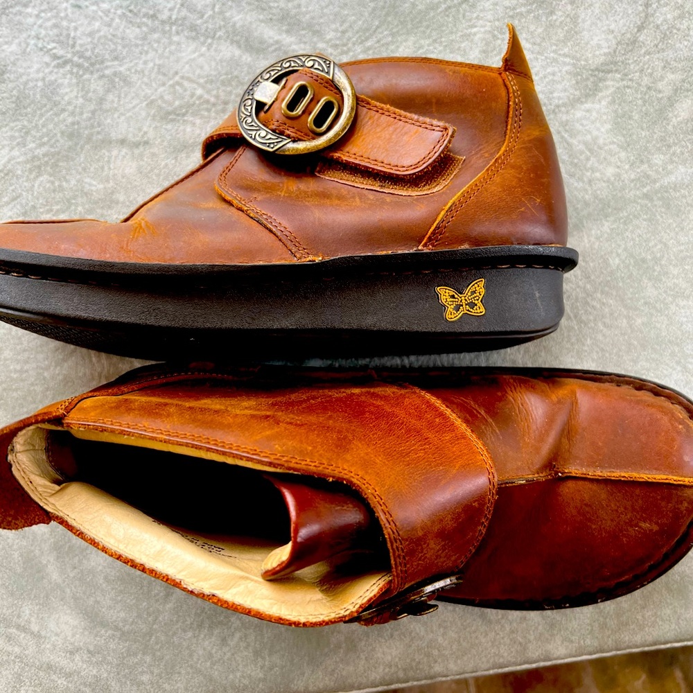 Algeria by PG Lite.  Comfortable and versatile.  Very well made  EUC
